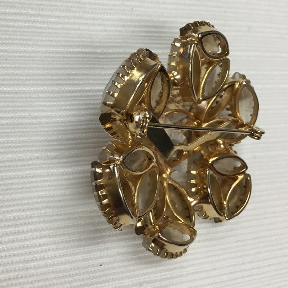 Lovely Brooch & Clip Earrings Set - Picture 6 of 6